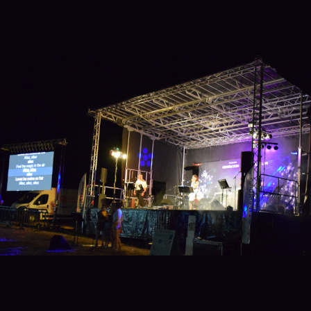 Photo du groupe Génération Karaoké Live en plein concert vu de devant