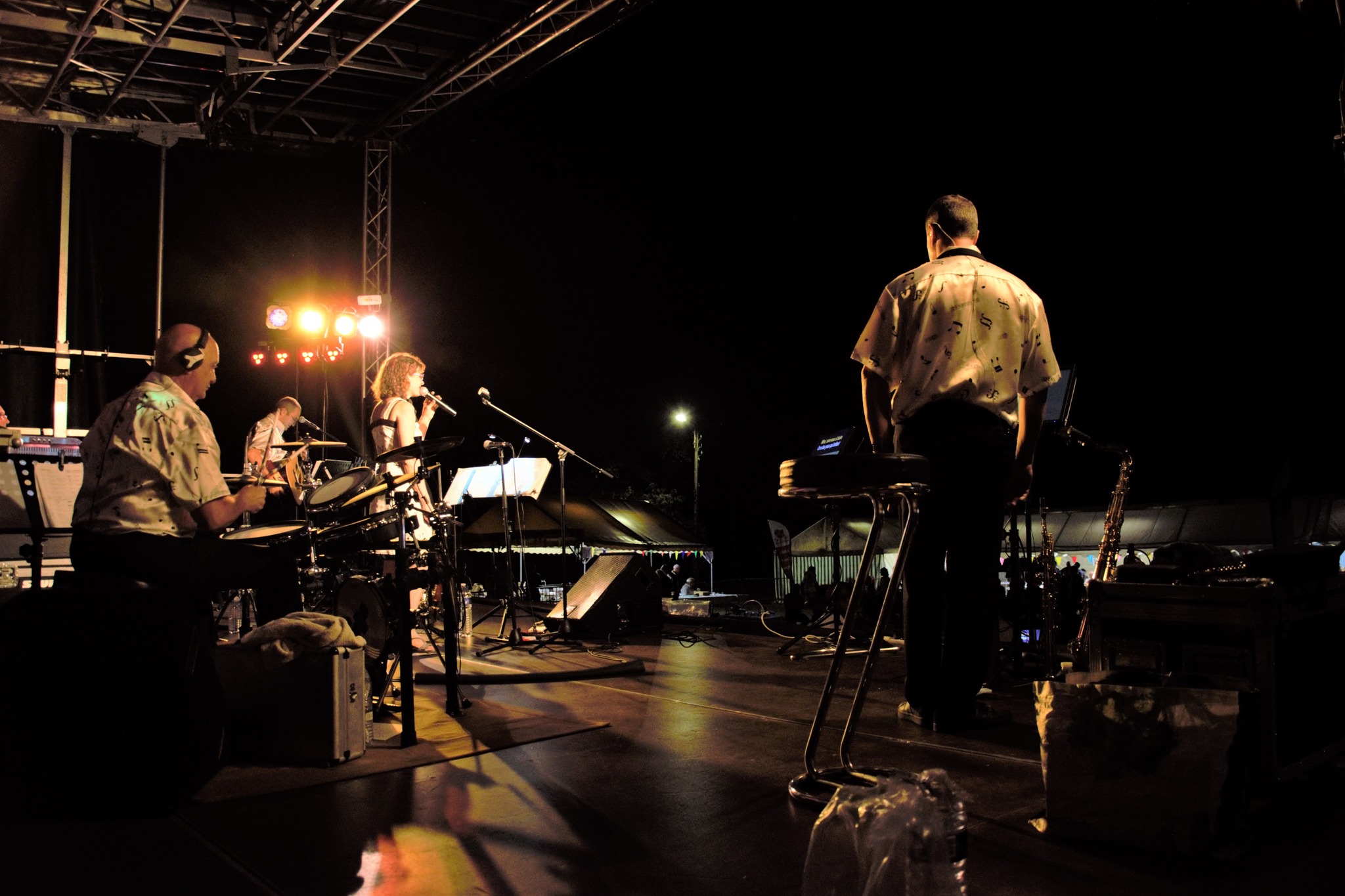 Photo montrant le groupe Génération live en plein concert vu de derrière